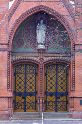 Das Eingangsportal zur Kirche zum Guten Hirten am Friedrich-Wilhelm-Platz
