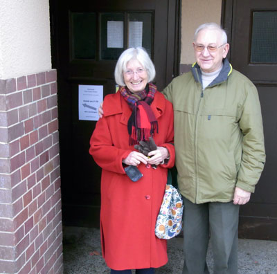 Fr. Lichtenthäler und Hr. Nowicki von der Gemeinde Zum Guten Hirten vor dem Eingang zum Nachtcafé