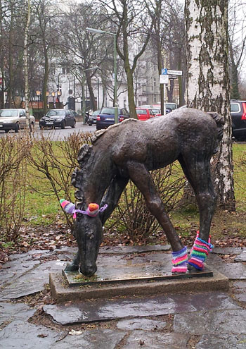 Das Fohlen von Rennée Sintenis auf dem nach ihr benannten Platz mit von Unbekannten gestrickten Stulpen und Ohrwärmern